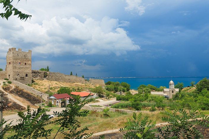 Feodosiya-Genuezskaya-Krepost-i-Iverskij-hram